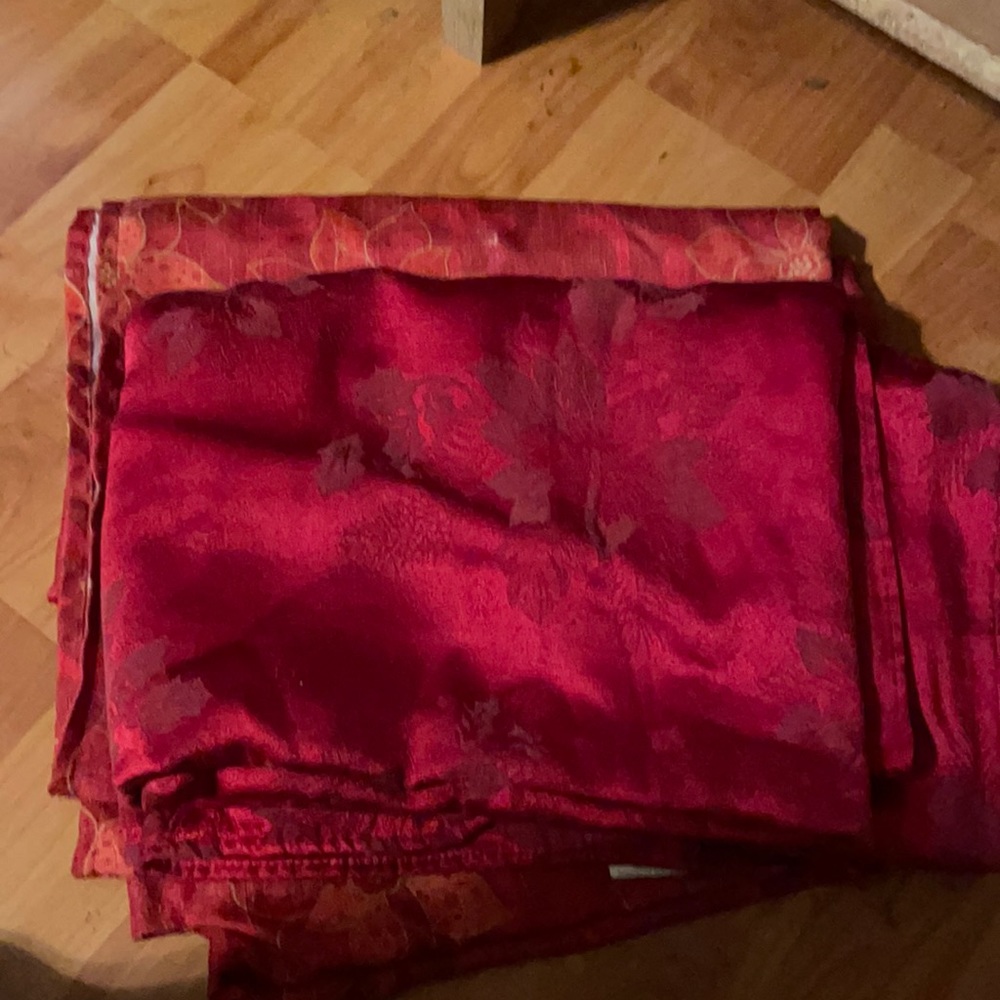 2 tables cloths